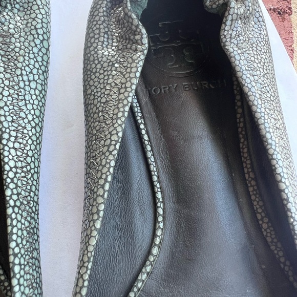 TORY BURCH used excellent Reva Gray Stingray Leather Logo Ballet Flats Size 7.5 - Picture 8 of 9